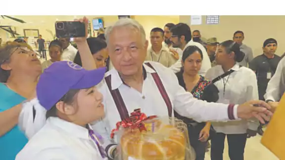 El presidente López Obrador se despidió de gobernadores a bordo del Tren Maya