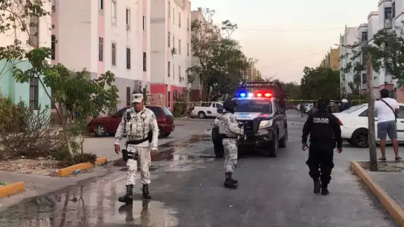 Elementos policiacos arribaron a la escena del crimen en Cancún