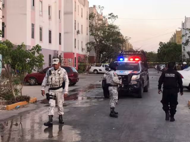 Elementos policiacos arribaron a la escena del crimen en Cancún