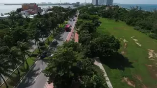 Conductor pierde el control y se impacta contra van  turística en  el bulevar Kukulcán de Cancún