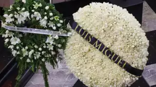 Luis Miguel honra a Silvia Pinal con tradicional corona de rosas en su funeral