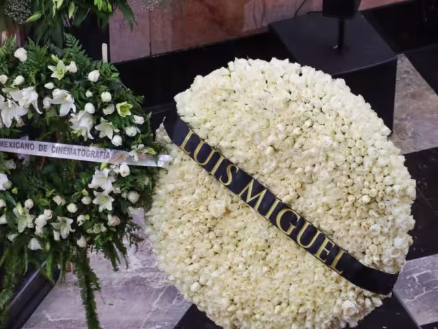 Corona de rosas blancas de Luis Miguel