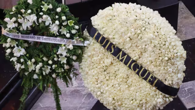 Corona de rosas blancas de Luis Miguel