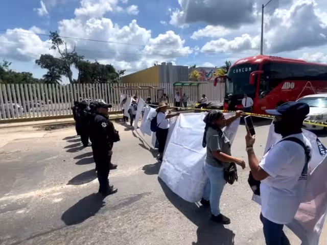 Colectivos de familiares de personas desaparecidas bloquean la entrada a Chetumal