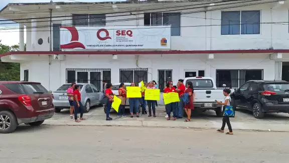 Después de su jornada laboral, las profesoras se reunieron para exigir el cumplimiento de sus quincenas