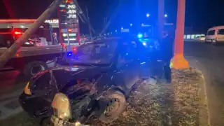 Conductor derribó poste tras manejar a exceso de velocidad en la avenida Nichupté de Cancún 