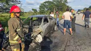 Fuego consume automóvil; no se reportaron víctimas