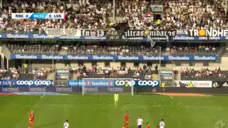 Aficionados lanzan pasteles de pescado protestando contra el VAR en un partido en Noruega: VIDEO