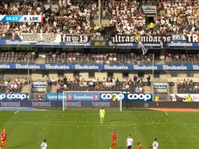 En Noruega, aficionados lanzan pelotas de tenis y pastel de pescado a la cancha