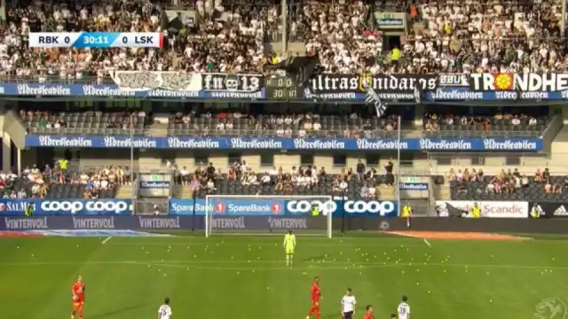 En Noruega, aficionados lanzan pelotas de tenis y pastel de pescado a la cancha