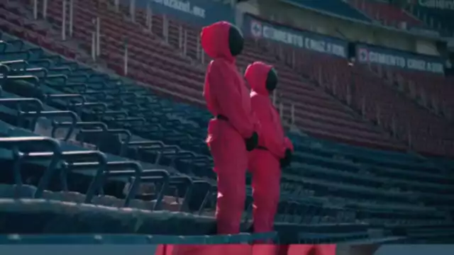 Cruz azul presente en el Juego del Calamar 2