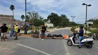  Artesanos bloquean acceso a Tulum en protesta por cambio de entrada