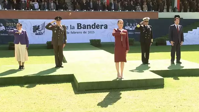 Claudia Sheinbaum Pardo al encabezar en Campo Marte la conmemoración del Día de la Bandera