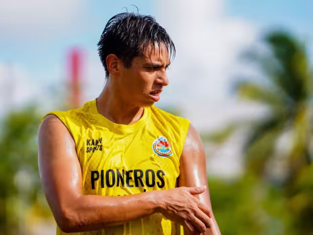 Cuenta con una trayectoria marcada por su paso en categorías juveniles de prestigio