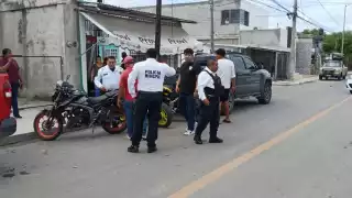 Mototaxista invade carril y provoca accidente en Escárcega.