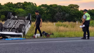 La volcadura dejó daños materiales de consideración; hasta el momento no se reportaban personas lesionadas