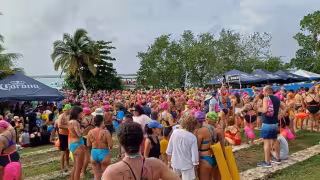 Pese a las  lluvias asociadas al sistema de baja presión que se encuentra frente a la Península de Yucatán, el evento se desarrolló sin contratiempo