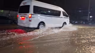 La lluvia provocó inundaciones en diferentes puntos de la ciudad.