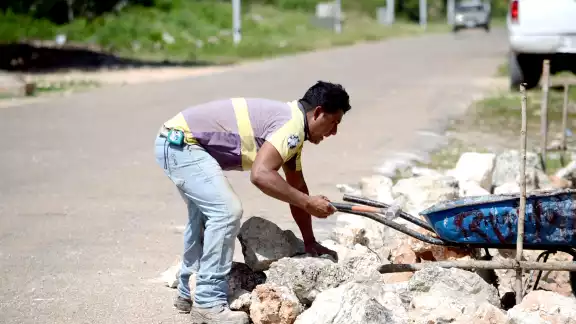 30 mil trabajadores de la construcción carecen de empleo formal y son contratados por destajo. 30 mil trabajadores de la construcción carecen de empleo formal y son contratados por destajo.