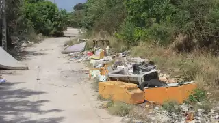   Basurero en predio aledaño se extiende a una escuela primaria, en la región 223 de Cancún  