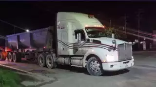 Tráiler impacta y arrastra  a una camioneta en Escárcega