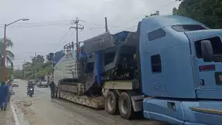 Tracto camión derriba cables de alta tensión y deja sin energía a vecinos  en Ciudad del Carmen