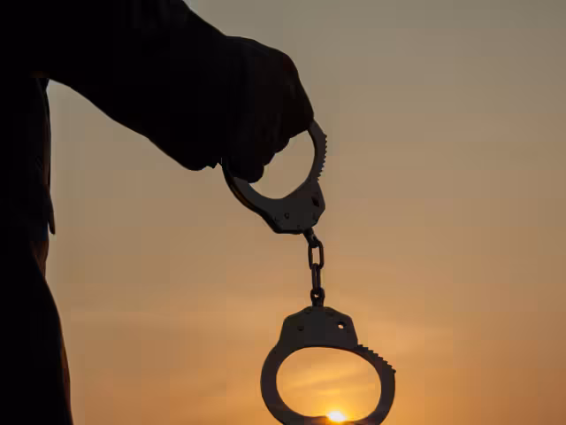 La suspensión condicional del proceso es una medida que permite al imputado evitar la prisión mientras cumple ciertas condiciones establecidas por el juez