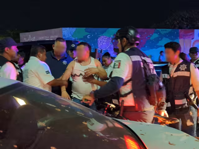 El conductor estuvo a punto de arrollar a unos menores, dándose a la fuga