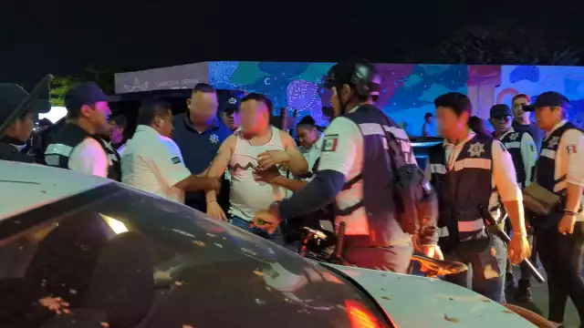 El conductor estuvo a punto de arrollar a unos menores, dándose a la fuga