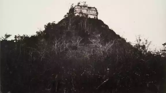 Imagen del templo de Kukulcán en la zona arqueológica de Chichén Itzá, tomada por Desiré Charnay en 1860