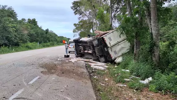 Unicamente se registraron daños materiales y lesiones leves en los accidentados Unicamente se registraron daños materiales y lesiones leves en los accidentados