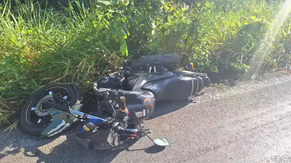 El motociclista presentaba una posible fractura, por lo que fue trasladado a un hospital El motociclista presentaba una posible fractura, por lo que fue trasladado a un hospital