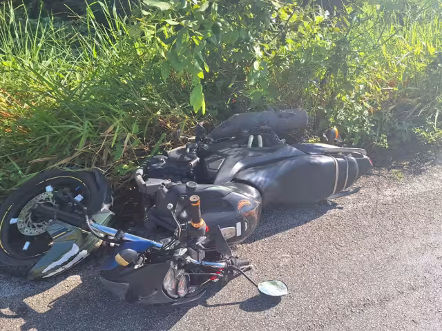 El motociclista presentaba una posible fractura, por lo que fue trasladado a un hospital