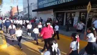 Estudiantes desfilaron en las principales avenidas