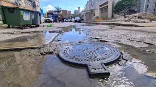 Entre charcos permanentes y drenajes saturados, el desperdicio de agua se volvió parte del paisaje