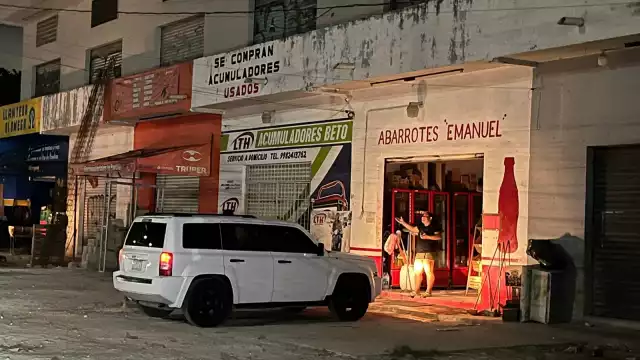 Los negocios han tenido que cerrar por los apagones, solo se iluminan por las luces de los autos.