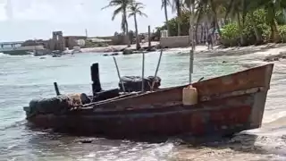 Aparece embarcación artesanal de cubanos en Playa Norte, Isla Mujeres