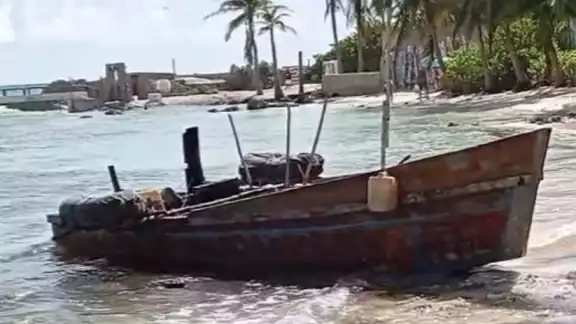 Aparece embarcación ilegal de cubanos en Playa Norte, Isla Mujeres