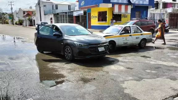 Colisión entre autos en Maya Real de Chetumal deja en visto la imprudencia de conductores.