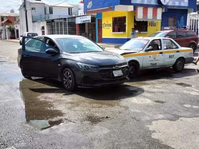 Colisión entre autos en Maya Real de Chetumal deja en visto la imprudencia de conductores.