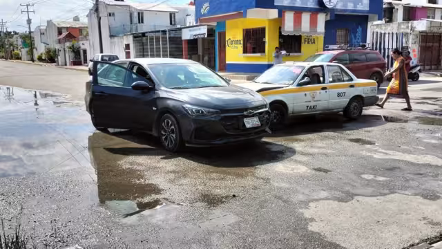 Colisión entre autos en Maya Real de Chetumal deja en visto la imprudencia de conductores.