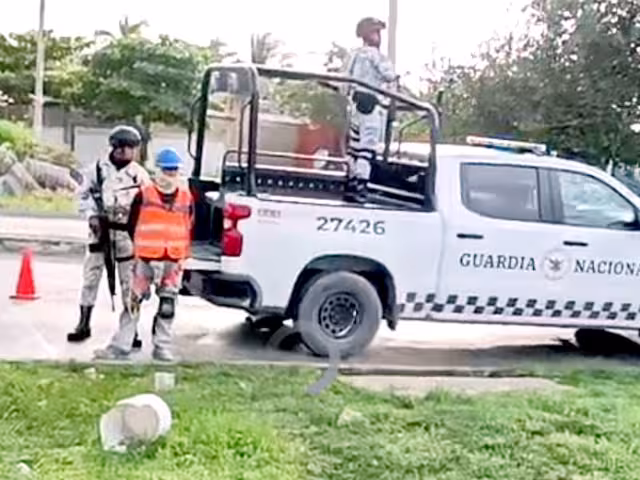 Algunos habitantes refieren que una de las molestias es que los elementos usurpan funciones como detener conductores