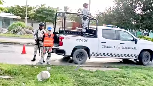 Algunos habitantes refieren que una de las molestias es que los elementos usurpan funciones como detener conductores