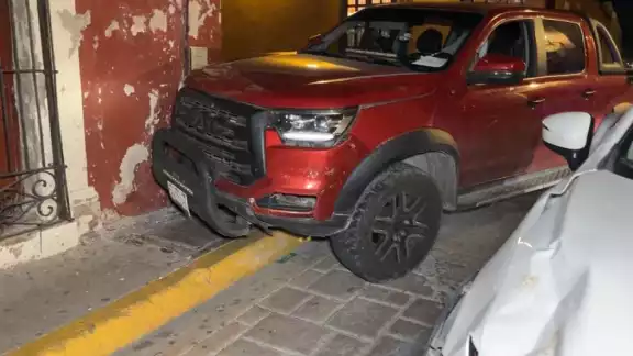 Dos camionetas particulares chocaron en el Centro Histórico de Campeche.
