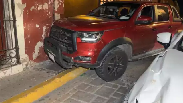 Dos camionetas particulares chocaron en el Centro Histórico de Campeche.