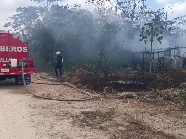 Una palapa deshabitada fue consumida por un incendio en la carretera Tulum–Cobá