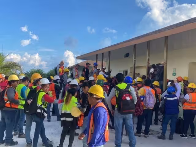 Los obreros realizaron un plantón para exigir el pago de su sueldo.