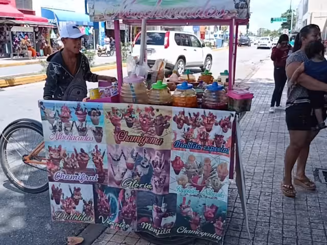 Reportan irregularidades en permisos de comerciantes en Playa del Carmen