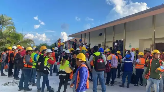 Los obreros realizaron un plantón para exigir el pago de su sueldo.