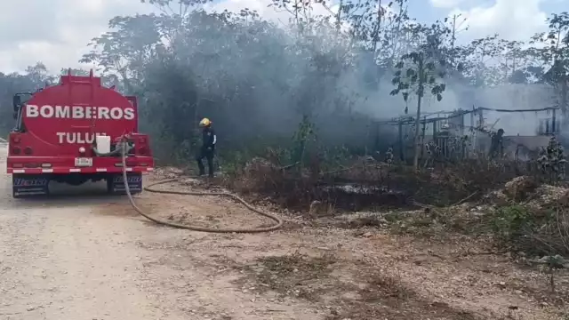 Una palapa deshabitada fue consumida por un incendio en la carretera Tulum–Cobá